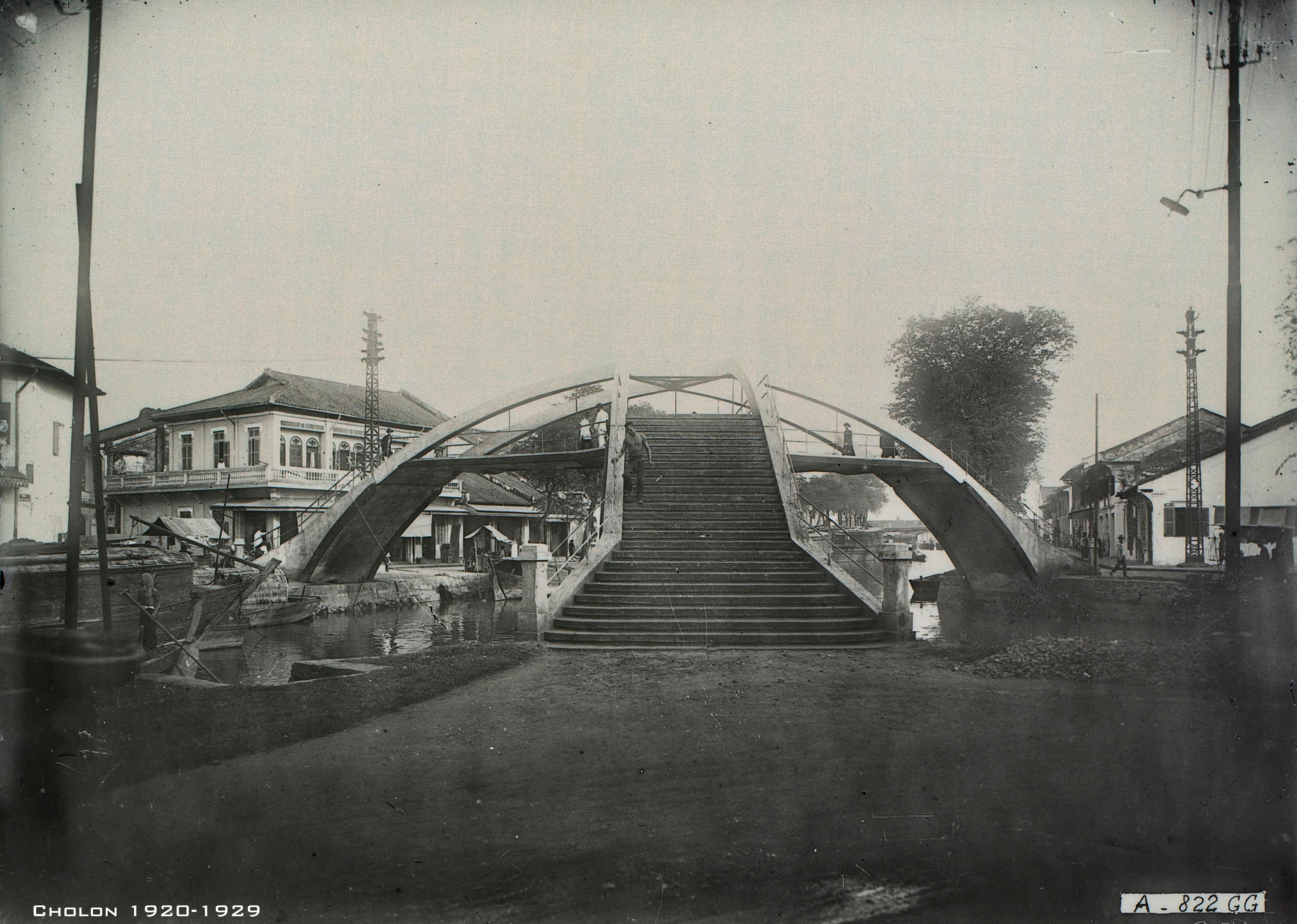 Một cây cầu tại Chợ Lớn thập niên 1920; không đồng nhất với cầu Ba Cẳng